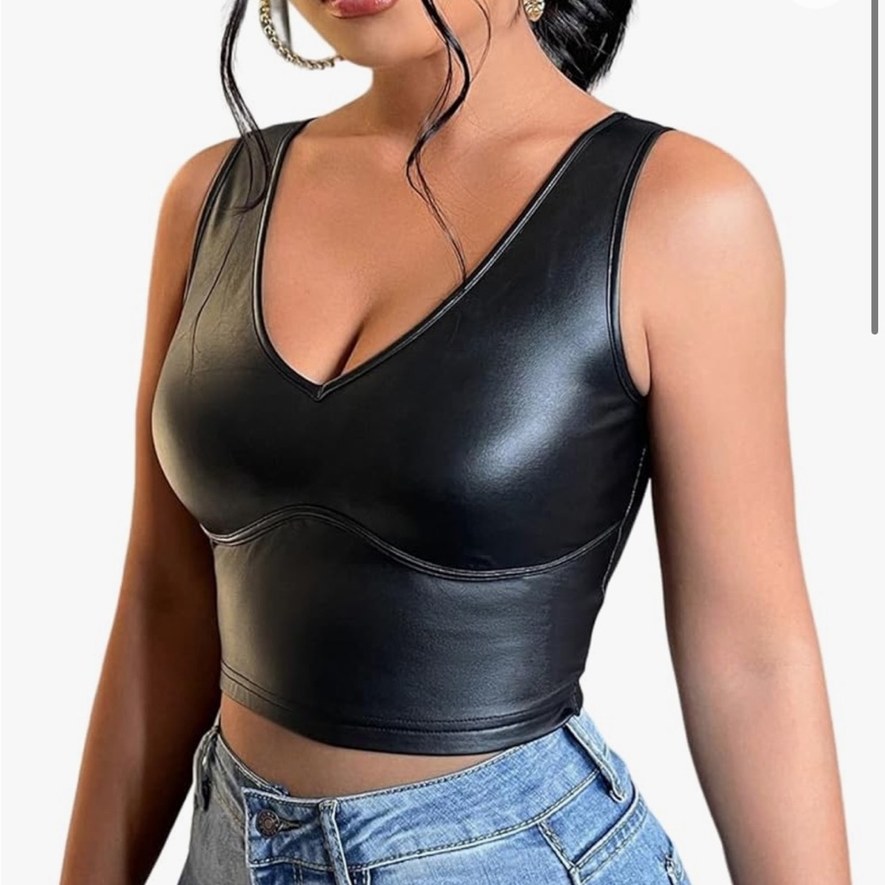Floerns black tank top. Pleather v neck solid sleeveless crop tank top.